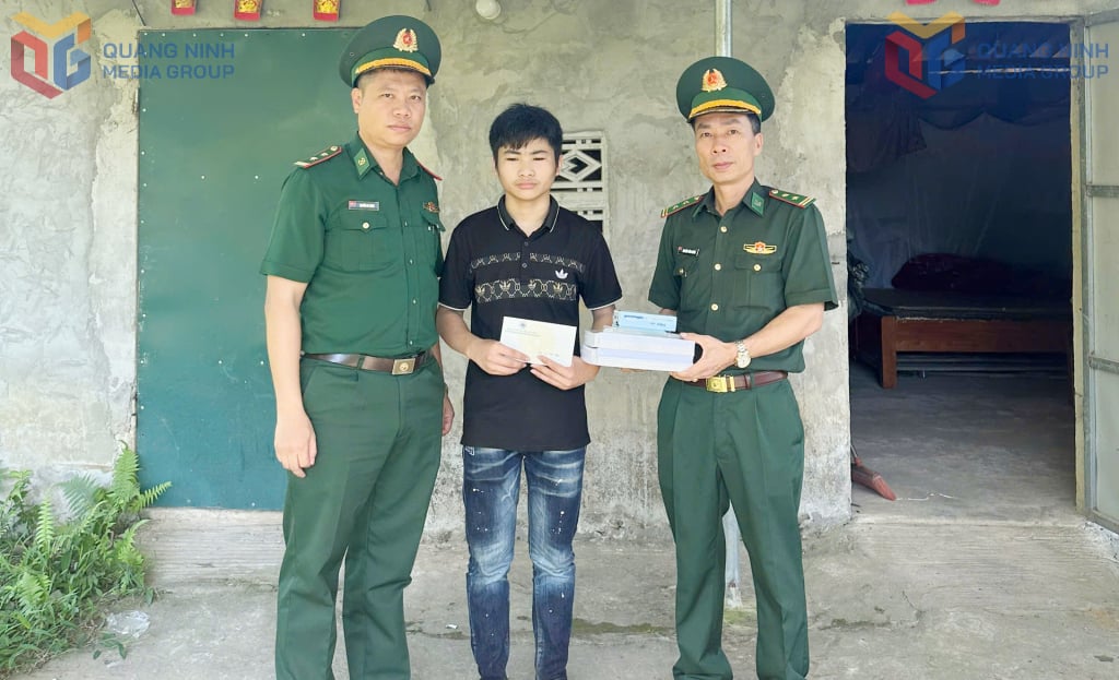 Lãnh đạo Đồn BP Quảng Đức đến thăm, động viên và tặng quà cho em Lý Anh Huy, bản Pò Hèn dịp đầu năm học mới 2025-2026.