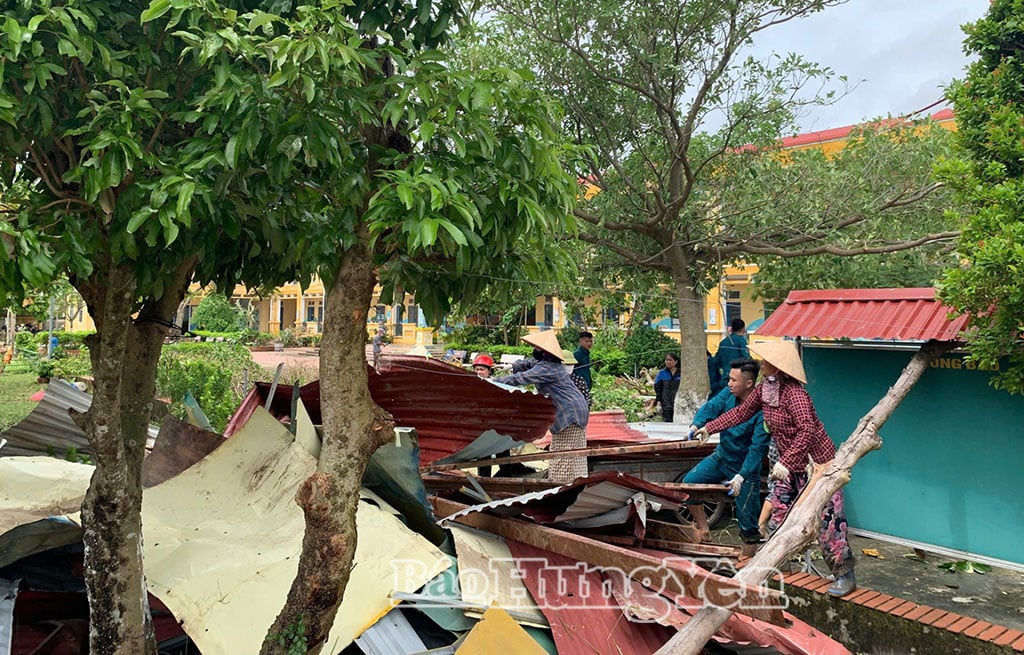 Youth Union members of Thai Thuy commune coordinate to overcome the consequences of storm No. 10.