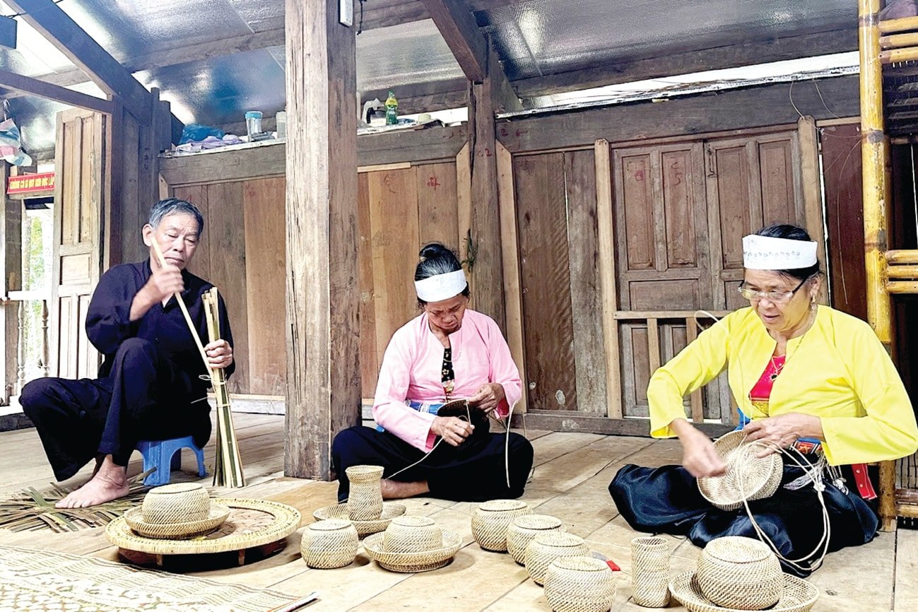 Traditionelle Webprodukte des Muong-Volkes. Foto: PHAN VINH
