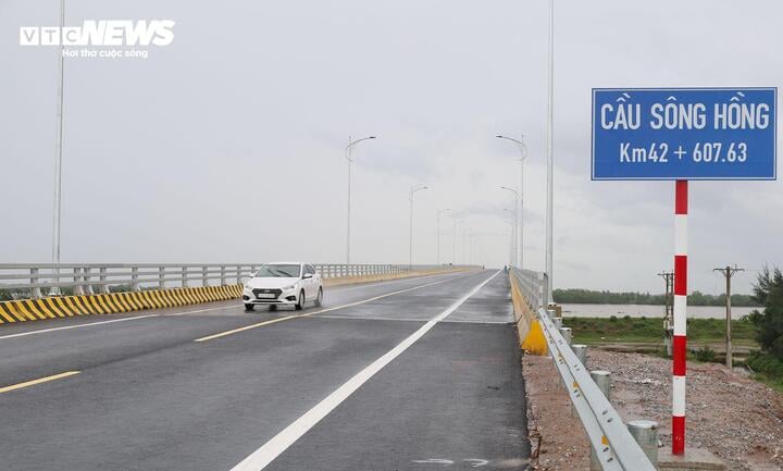 Red River Bridge, connecting Hung Yen with Ninh Binh on the coastal road.