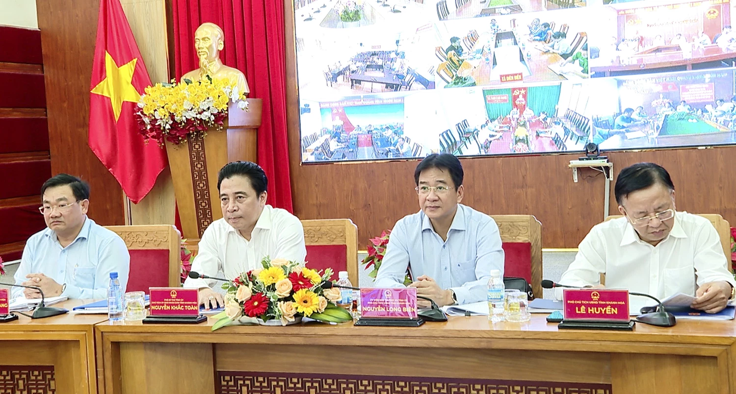 ថ្នាក់​ដឹកនាំ​គណៈកម្មាធិការ​ប្រជាជន​ខេត្ត​ជា​ប្រធាន​កិច្ចប្រជុំ។