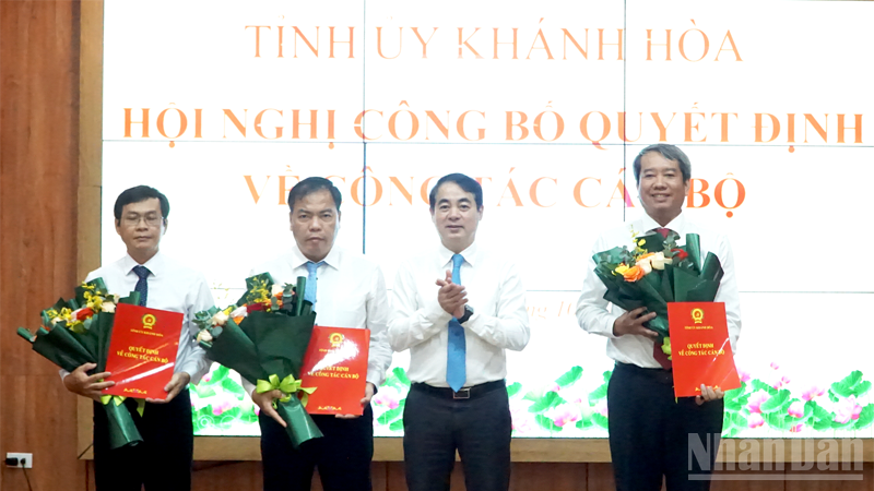 Khanh Hoa Provincial Party Secretary Nghiem Xuan Thanh presented decisions on transfer and appointment to comrades assigned to hold the positions of Party Secretary of Vinh Hai Commune, Bao An Ward and Chief of the Provincial Party Committee Office. (Photo: NGUYEN TRUNG)