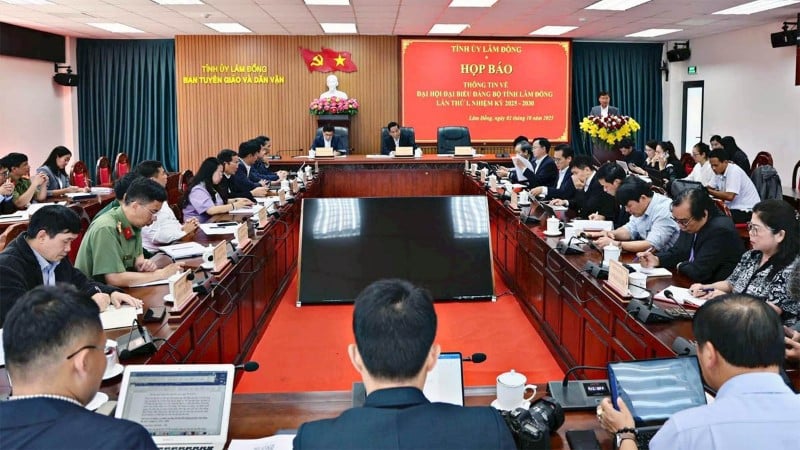 Scene of the press conference to inform about the 1st Lam Dong Provincial Party Congress.