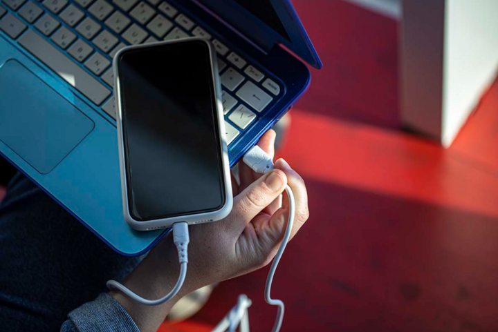 Nenabíjejte přes USB port notebooku nebo auta kvůli slabému proudu a pomalému nabíjení. (Foto: Bonna Mobile)