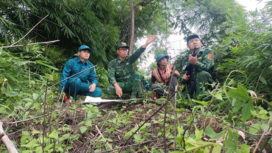 Cán bộ, chiến sĩ Đồn Biên phòng Ia Nan và dân quân xã tuần tra biên giới. Ảnh: V.H