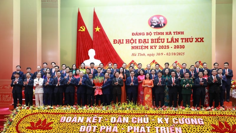 Kameraad Tran Cam Tu, lid van het Politbureau, vast lid van het Secretariaat, overhandigde bloemen om het 20e Provinciaal Partijbestuur te feliciteren.