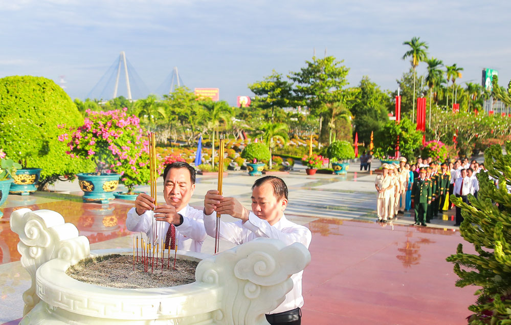 Comrade Nguyen Minh Dung - Deputy Secretary of the Provincial Party Committee, Chairman of the Provincial People's Council and Comrade Lu Quang Ngoi - Deputy Secretary of the Provincial Party Committee, Chairman of the Provincial People's Committee offered incense to commemorate the heroic martyrs. Photo: NGUYEN THINH