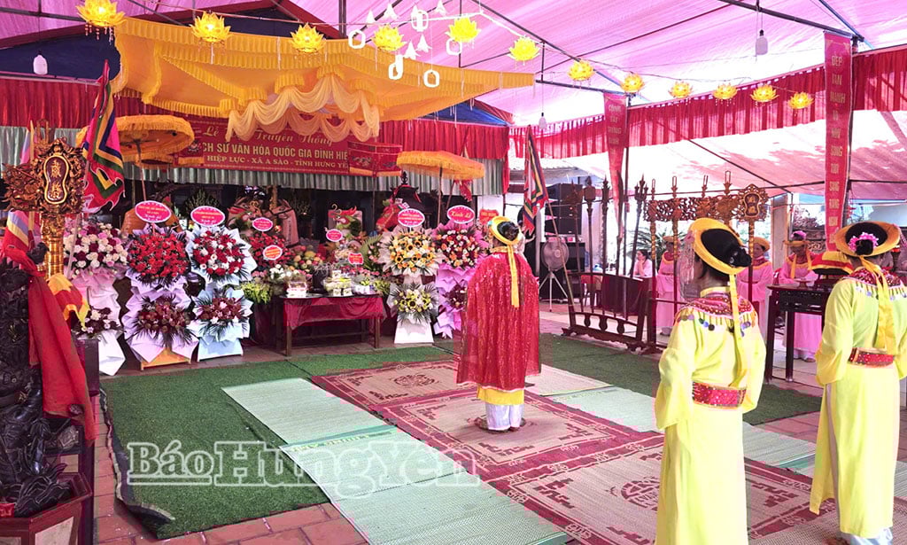 ពិធី​គោរព​ប្រណិប័តន៍​ព្រះ​នៅ​ក្នុង​ពិធី​បុណ្យ​ប្រពៃណី​នៅ​គេហដ្ឋាន​ឃុំ​ Hiep Luc ឃុំ A Sao។