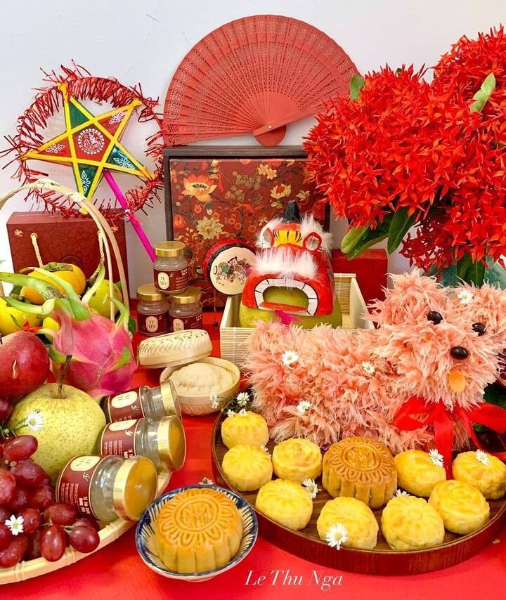 ថាសពិធីបុណ្យពាក់កណ្តាលសរទរដូវជាមួយនំម្នាស់ និងកូនឆ្កែទទឹមដែលធ្វើដោយម្តាយរបស់ខ្ញុំ។ (រូបថត៖ Le Thu Nga)