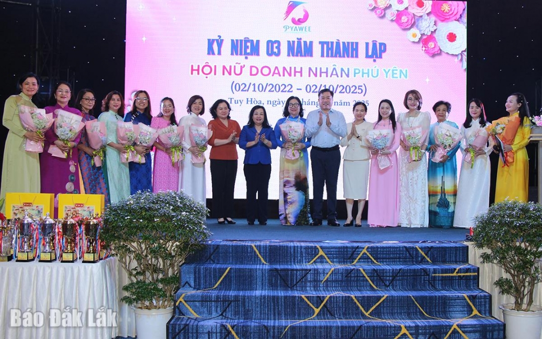 ថ្នាក់​ដឹក​នាំ​ខេត្ត​ជូន​ផ្កា​អបអរ​សាទរ​គណៈ​កម្មាធិការ​ប្រតិបត្តិ​នៃ​សមាគម​សហគ្រិន​ស្ត្រី Phu Yen។