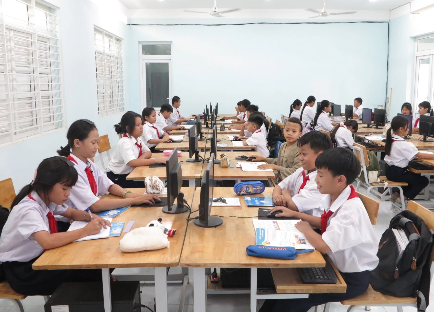 ຫ້ອງຮຽນວິທະຍາສາດຄອມພິວເຕີ ຢູ່ໂຮງຮຽນປະຖົມແຫ່ງໜຶ່ງໃນແຂວງ.