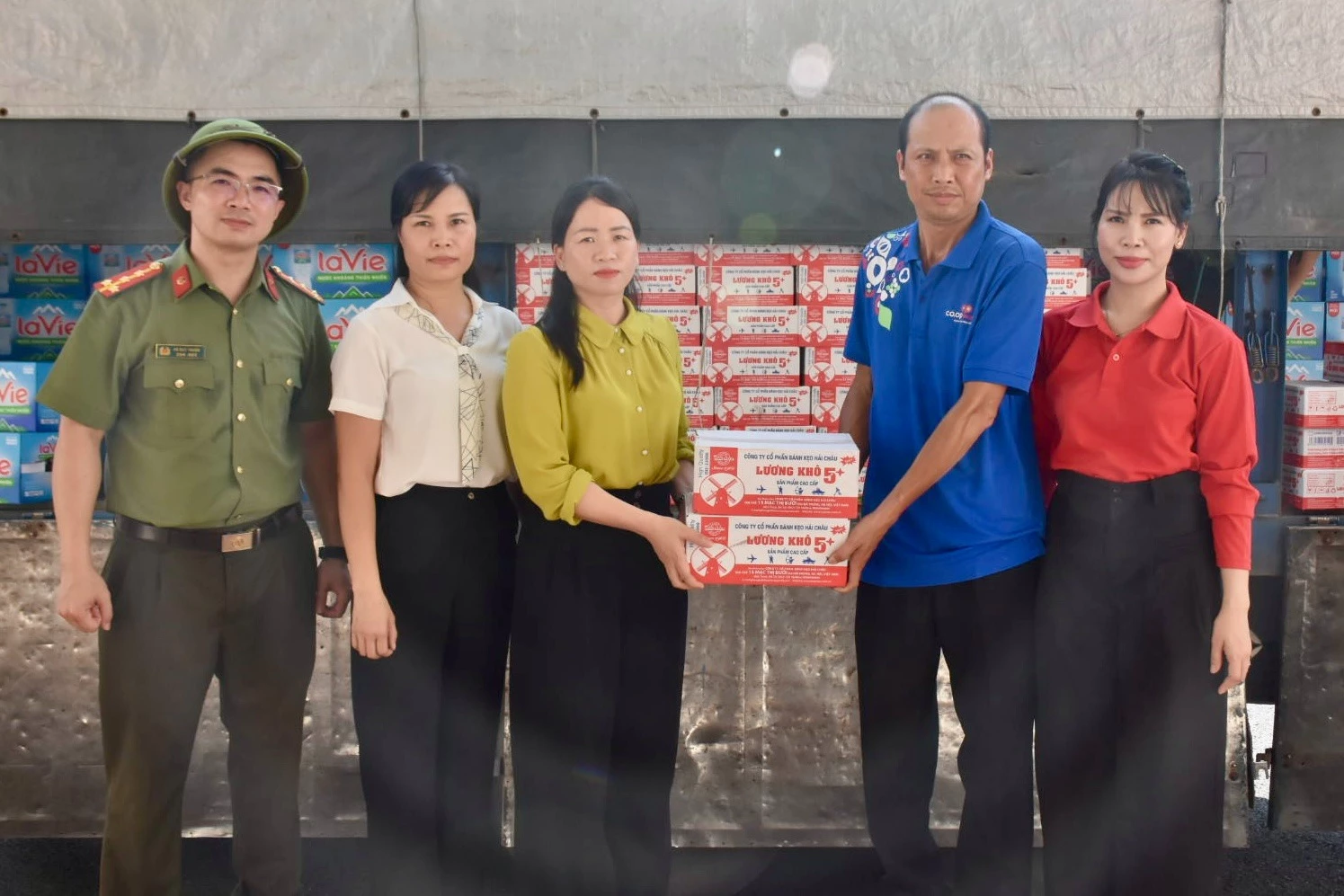 The Provincial Vietnam Fatherland Front Committee and the Provincial Red Cross Society received 15 tons of goods to support people in flood-affected areas.