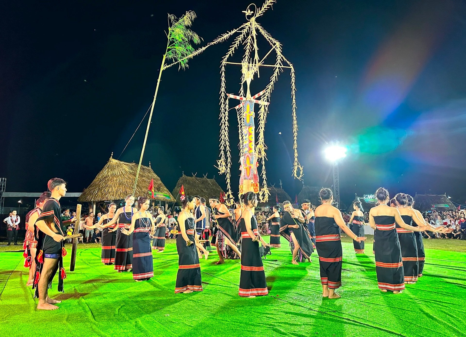 Đồng bào Ve trình diễn điệu múa rê rê, kết hợp thổi đinh tút tại ngày hội. Ảnh: C.N