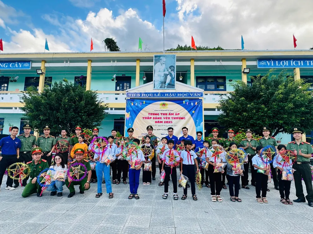 2-10-thanh-nien-cong-an-1.jpg