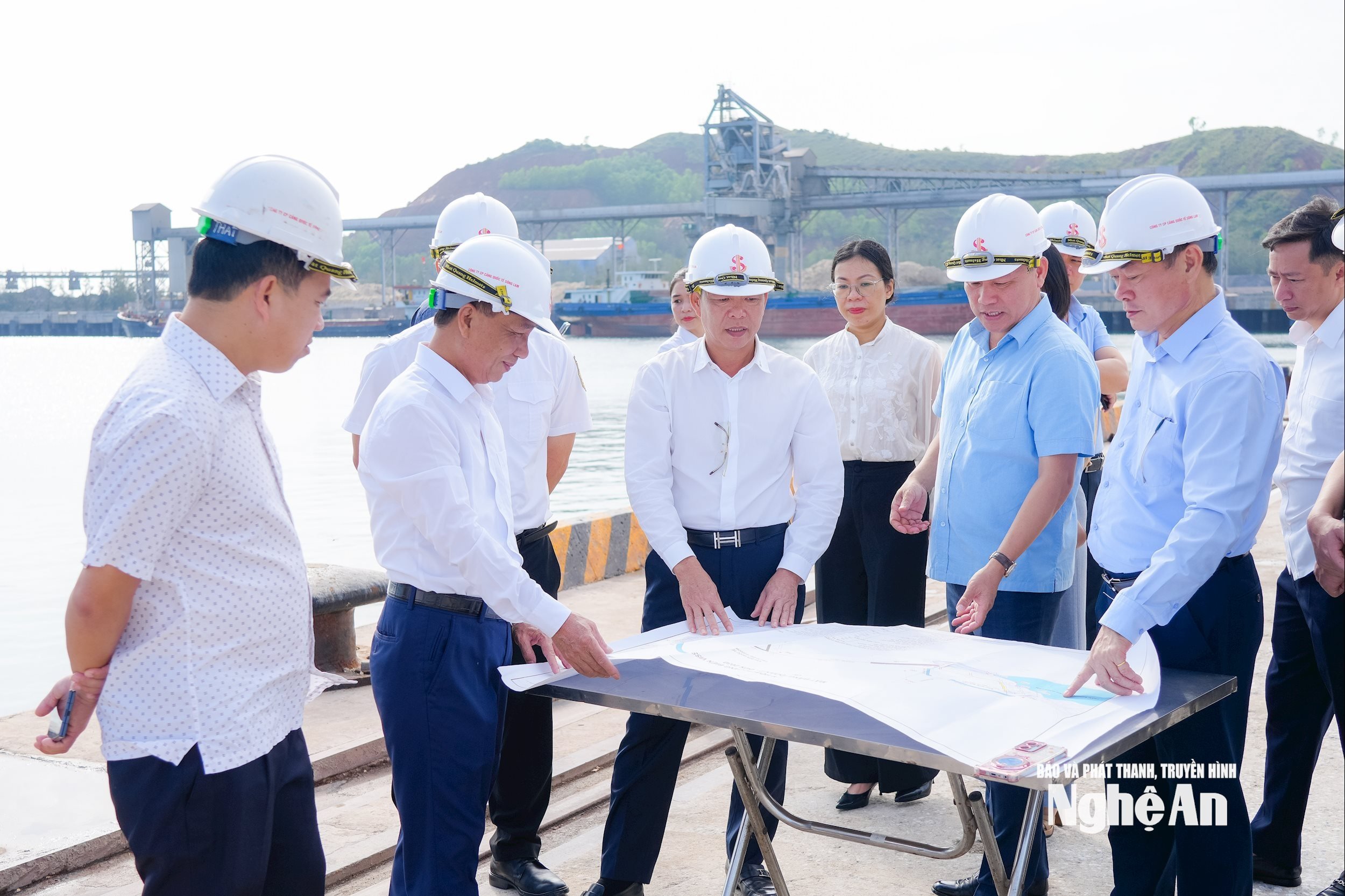 Phó Chủ tịch UBND tỉnh Hoàng Phú Hiền nghe giới thiệu về Dự án xây dựng Cảng biển Vissai. Ảnh: Thanh Lê