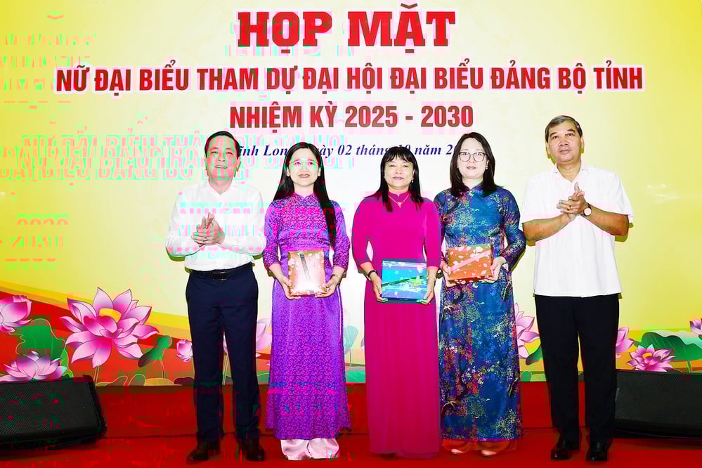 អនុលេខាគណៈកម្មាធិការបក្សខេត្ត - Kim Ngoc Thai និងអនុលេខាគណៈកម្មាធិការបក្សខេត្ត - Lam Minh Dang ជូនអំណោយដល់ថ្នាក់ដឹកនាំស្ត្រីនៃស្ថាប័នមជ្ឈិមដែលចូលរួមមហាសន្និបាត។