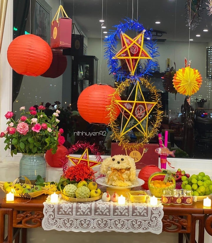 ថាសមើលព្រះច័ន្ទនេះមានឆ្កែផ្លែទទឹម កន្ត្រកផ្លែឪឡឹក និងផ្កាយចង្កៀងដែលតុបតែងយ៉ាងសាមញ្ញ ប៉ុន្តែស្រស់ស្អាត។
