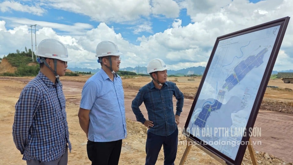 Ban Giám đốc Công ty TNHH VSIP Lạng Sơn kiểm tra tiến độ dự án 