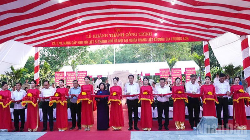 ពិធីសម្ពោធគម្រោងជួសជុល និងលើកកំពស់ទីបញ្ចុះសពយុទ្ធជនពលីទីក្រុងហាណូយ នៅទីបញ្ចុះសព ទុក្ករជនជាតិ Truong Son។