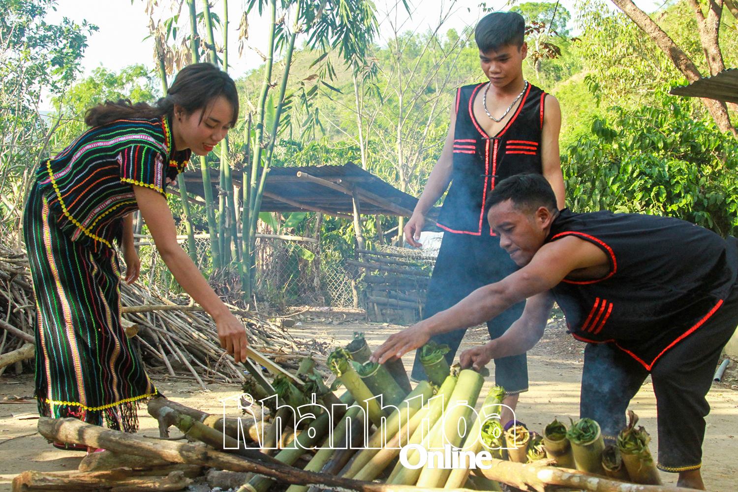 ជនជាតិរ៉ាហ្គាយនៅភូមិ Hon Dung ដុតបាយឬស្សីបម្រើភ្ញៀវទេសចរណ៍។