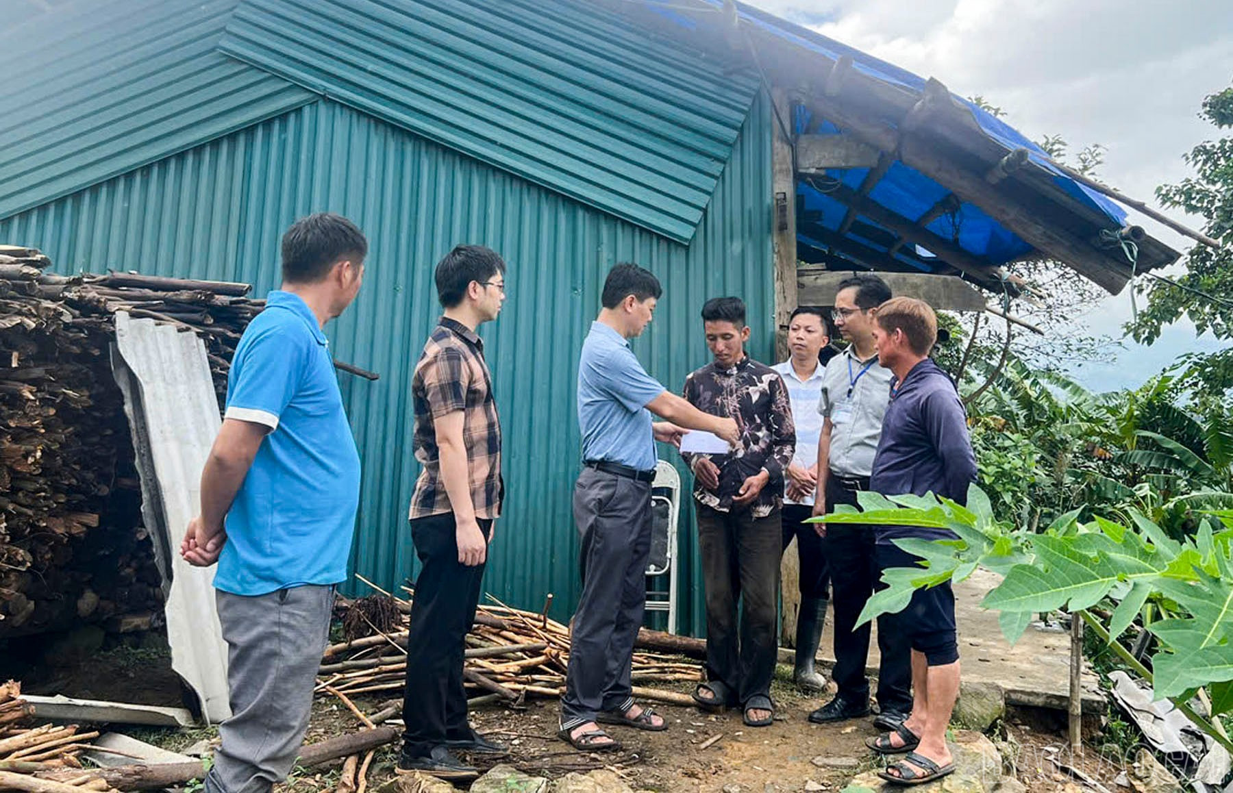 baolaocai-br_trao-ho-tro-cho-ho-anh-gi-a-pao-thon-ban-lau.jpg