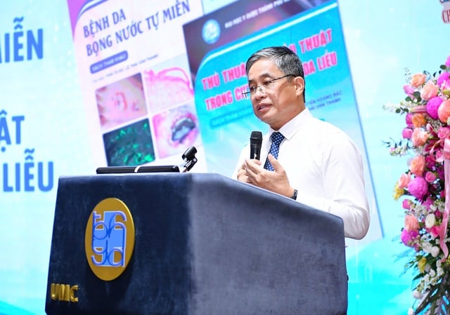 RA MẮT HAI ẤN PHẨM CHUYÊN KHOA DA LIỄU:  DẤU ẤN HỌC THUẬT VÀ THỰC HÀNH LÂM SÀNG - Ảnh 1.
