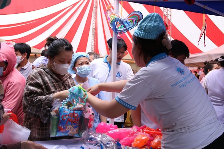 Gần 2.000 phần quà Trung thu tặng bệnh nhi Bệnh viện Nhi đồng 1 - Ảnh 3.