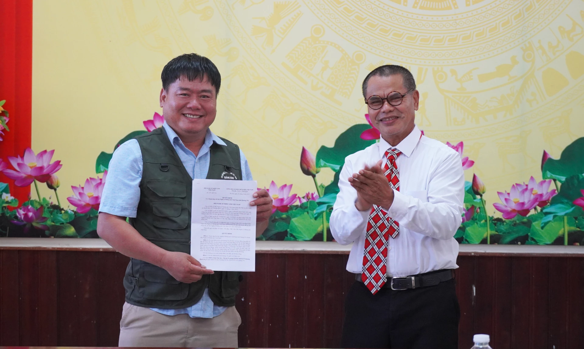 តំណាងសមាគមអក្សរសិល្ប៍និងសិល្បៈខេត្តបានប្រគល់សេចក្តីសម្រេចបង្កើតជូនសិល្បករ Hoang An ប្រធានសមាគមសិល្បករវៀតណាមខេត្ត។