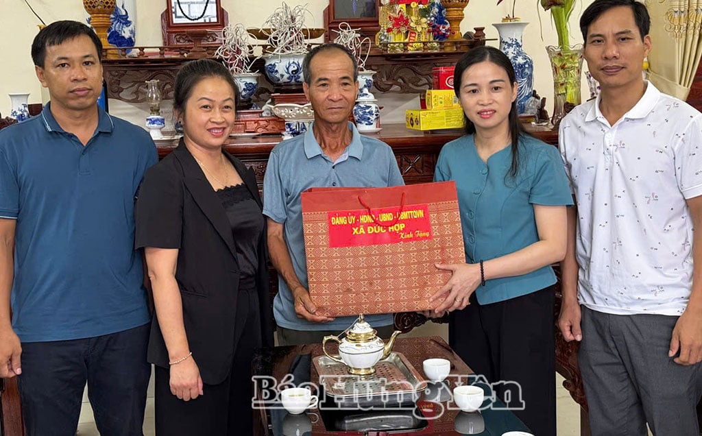 ចែកអំណោយដល់ប្រជាជនដែលមានវិភាគទានបដិវត្តន៍នៅឃុំ Duc Hop។