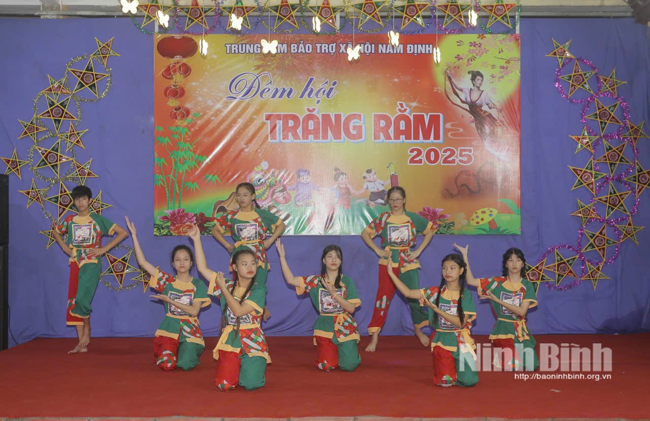ការសម្តែងរបស់សិស្សនៅមជ្ឈមណ្ឌលគាំពារសង្គម Nam Dinh នៅរាត្រី gala ។