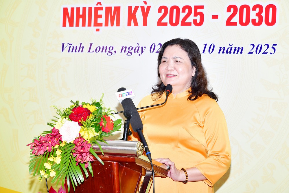 អនុប្រធានអចិន្ត្រៃយ៍គណៈកម្មាធិការបក្សខេត្ត - លោកស្រី Ho Thi Hoang Yen ថ្លែងសុន្ទរកថាអបអរសាទរចំពោះគណៈប្រតិភូស្ត្រី។