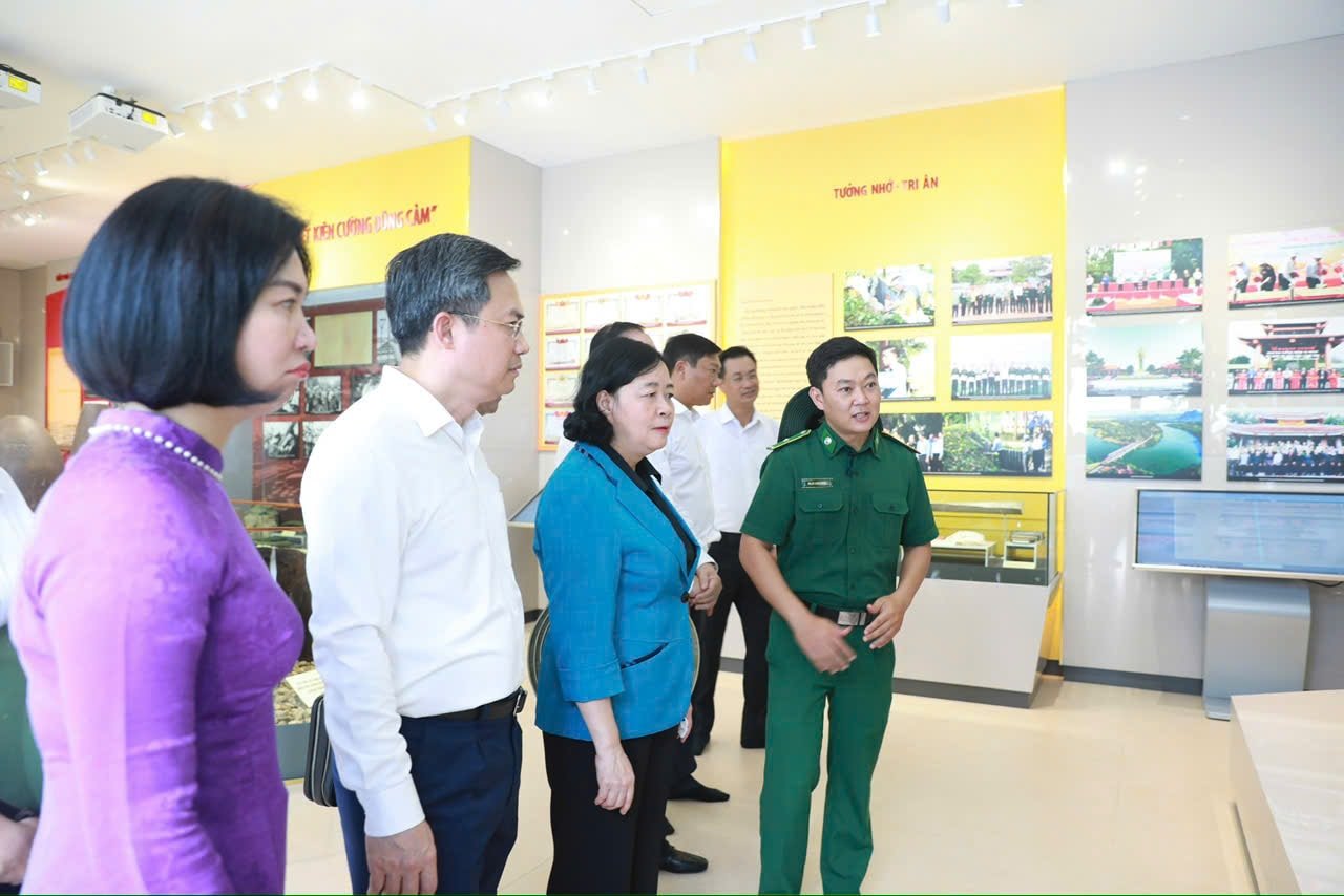 លេខាបក្សទីក្រុងហាណូយ Bui Thi Minh Hoai និងគណៈប្រតិភូទៅទស្សនាផ្ទះតាំងពិព័រណ៌នៅចំណតយានដ្ឋានប្រវត្តិសាស្ត្រជាតិ Long Dai 2 នៅឃុំ Truong Ninh ខេត្ត Quang Tri។ រូបថត៖ Dinh Hiep