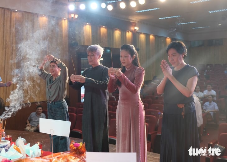 Toàn bộ tiền cúng giỗ tổ sân khấu dành giúp đồng bào bị ảnh hưởng bão Bualoi - Ảnh 4.