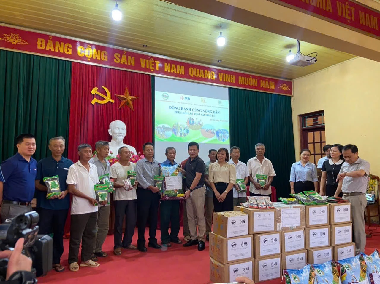 ក្រុមហ៊ុនភាគហ៊ុនរួម Hoang Anh Agritech ឧបត្ថម្ភជីដល់កសិករក្រោយព្យុះ និងទឹកជំនន់ - រូបថត៖ NVCC