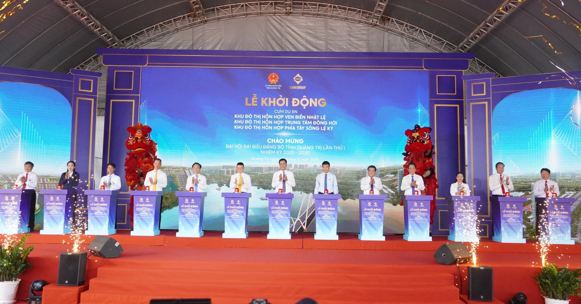 Delegierte führen die Projektstartzeremonie durch – Foto: Quoc Viet