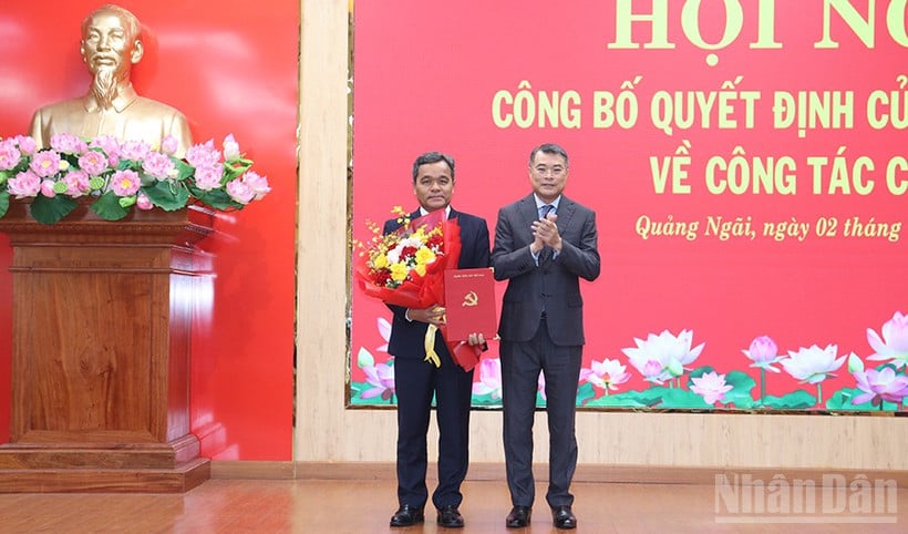 សមមិត្ត Le Minh Hung សមាជិកការិយាល័យនយោបាយ លេខាគណៈកម្មាធិការមជ្ឈិមបក្ស ប្រធានគណៈកម្មាធិការរៀបចំមជ្ឈិម បានធ្វើបទបង្ហាញសេចក្តីសម្រេចរបស់ការិយាល័យនយោបាយ និងជូនកម្រងផ្កាអបអរសាទរលេខាធិការថ្មីនៃគណៈកម្មាធិការបក្សខេត្ត Quang Ngai លោក Ho Van Nien។