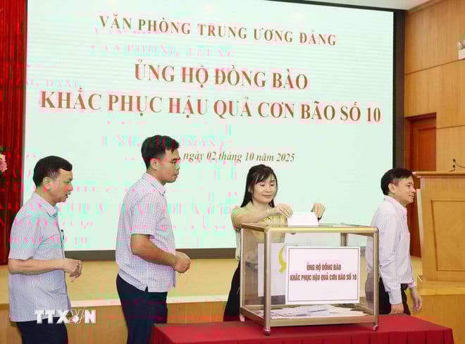 ttxvn-van-phong-trung-uong-to-chuc-quyen-gop-ung-ho-dong-bao-khac-phuc-hau-qua-con-bao-so-10-3.jpg