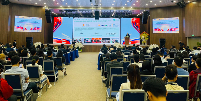 Hơn 500 đại biểu trong nước và quốc tế là đại diện các bộ, ngành, địa phương, tập đoàn công nghệ hàng đầu, doanh nghiệp, tổ chức quốc tế, viện nghiên cứu, trường đại học, chuyên gia... tham dự Diễn đàn 