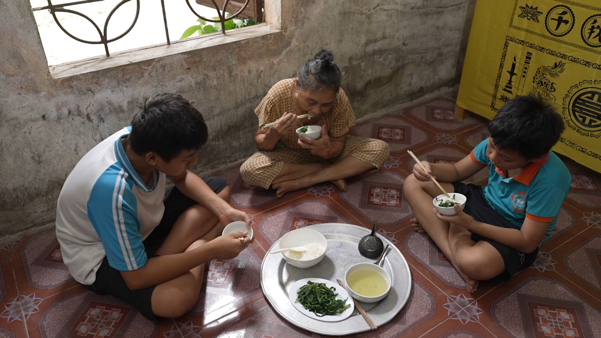 ខ្វះខាតសម្ភារៈប្រើប្រាស់ ប៉ុន្តែក្តីស្រលាញ់ និងការការពារនៅតែមានច្រើនក្រៃលែង ដែលជួយលោកយាយ និងចៅៗទាំងបីនាក់ ពឹងពាក់គ្នាទៅវិញទៅមក ឆ្លងផុតថ្ងៃលំបាក។