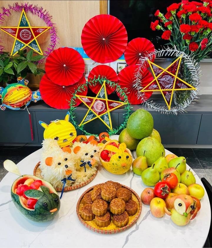 ថាសព្រះច័ន្ទពេញវង់ត្រូវបានដាក់តាំងនៅផ្ទះដោយសាមញ្ញ នាំមកនូវអារម្មណ៍នៃការជួបជុំគ្នាជាមួយនឹងផ្លែឈើស្រស់ នំព្រះខែ និងផ្កា ដែលជានិមិត្តរូបនៃភាពពេញលេញ។ (រូបថត៖ Hoa Bui)