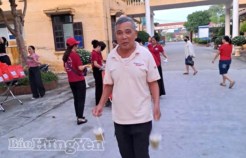 Niềm vui của bệnh nhân và người nhà khi nhận những suất cháo miễn phí tại Chương trình 