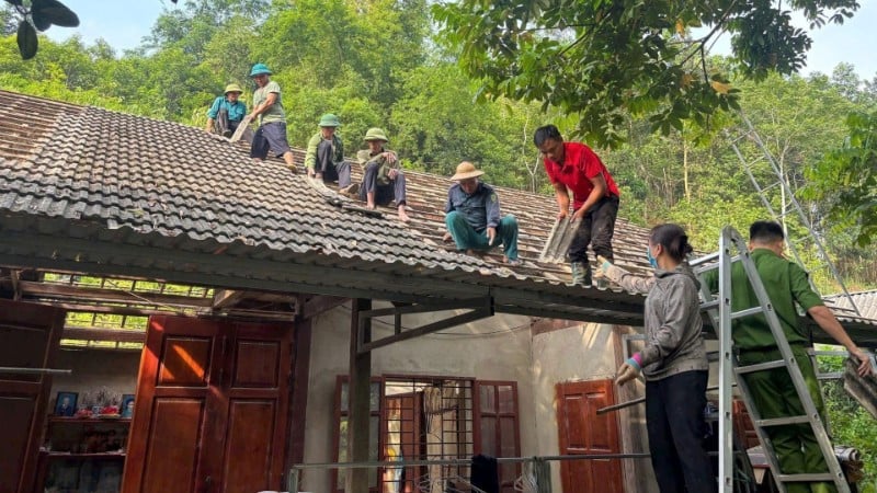 Beamte und Einwohner der Gemeinde Quang Bach in der Provinz Thai Nguyen mobilisierten sich, um den Abriss von Notunterkünften für arme Haushalte zu unterstützen. (Foto: TUAN SON)