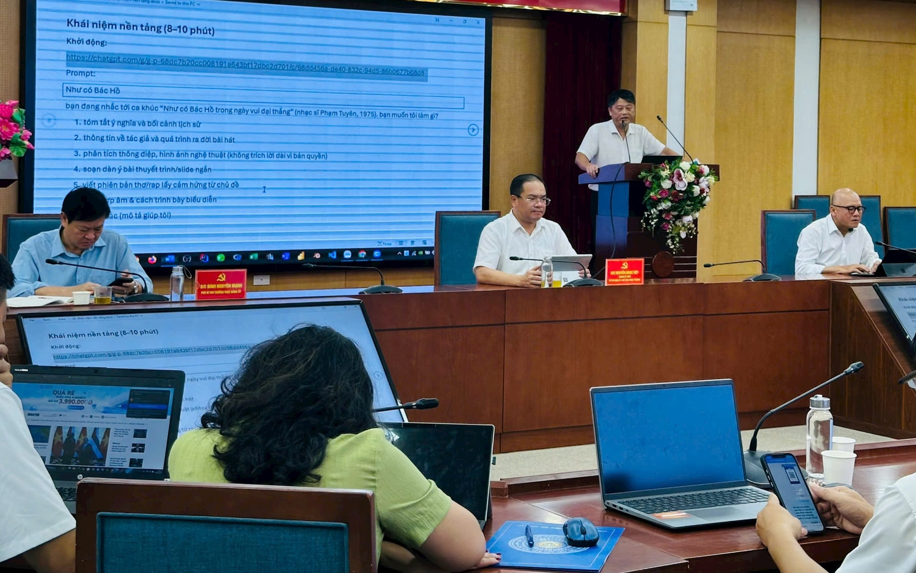 Báo cáo viên trao đổi về trí tuệ nhân tạo với các học viên.