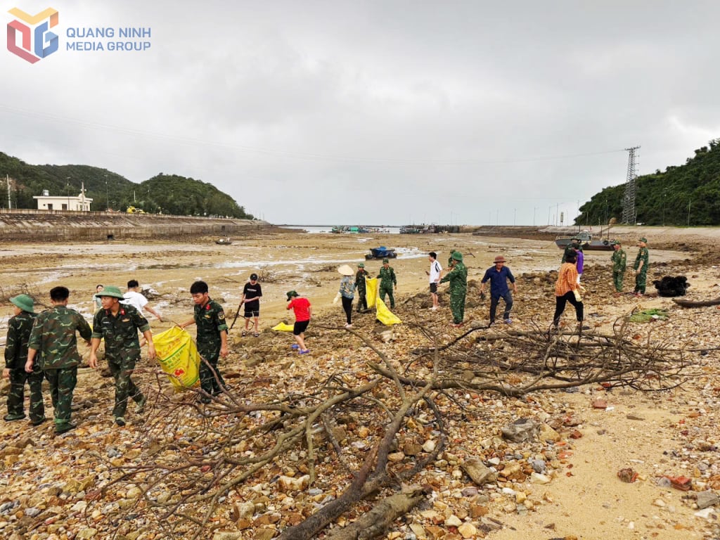 The army and people of Tran Island (Co To Special Zone) joined forces to clean up the marine environment in the area. Photo: Nguyen Chien