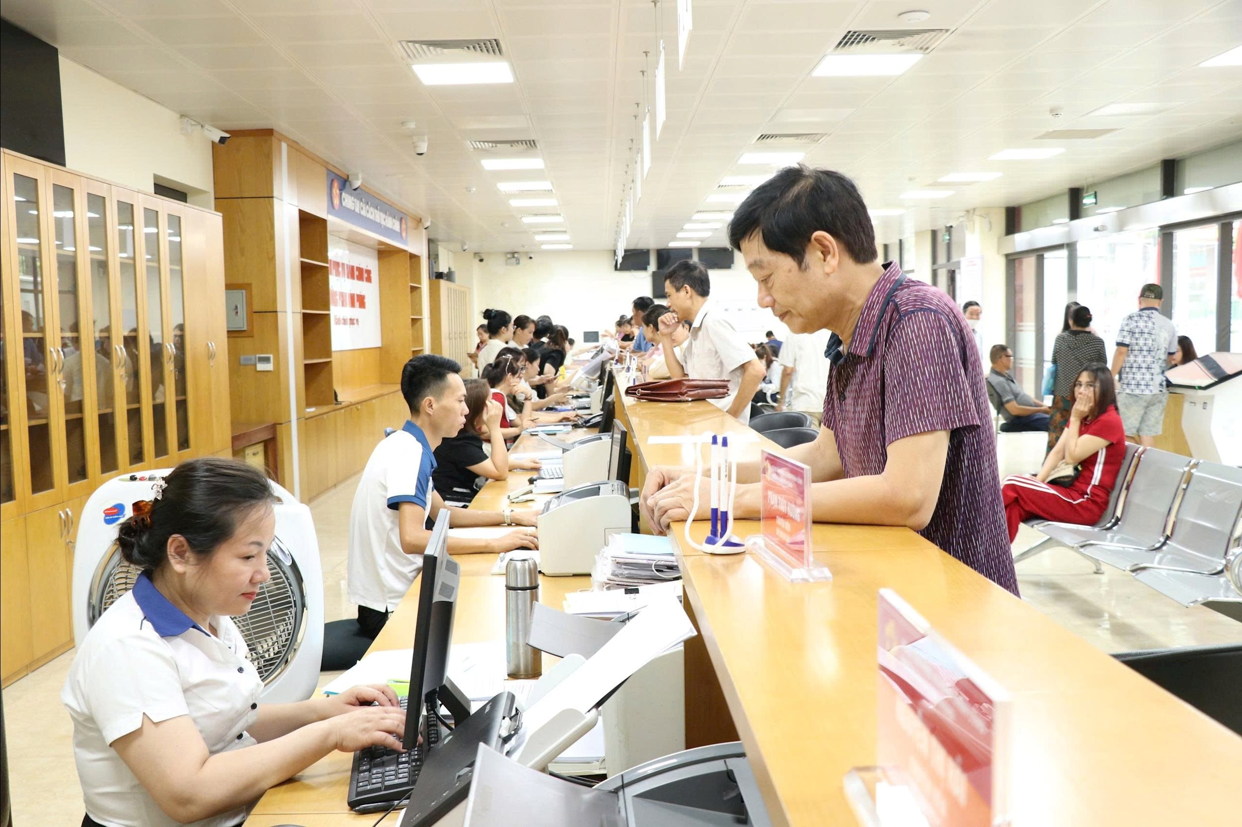 ປະຊາຊົນ​ທີ່​ມາ​ຮັບ​ມື​ກັບ​ລະບຽບ​ການ​ບໍລິຫານ​ຢູ່​ສູນ​ບໍລິການ​ຄຸ້ມ​ຄອງ​ລັດ ຟານ​ດິງ​ເຟືອງ ​ແມ່ນ​ມີ​ຄວາມ​ກະຕືລືລົ້ນ ​ແລະ ​ໄດ້​ຮັບ​ການ​ແນະນຳ​ຢ່າງ​ຕັ້ງໜ້າ.