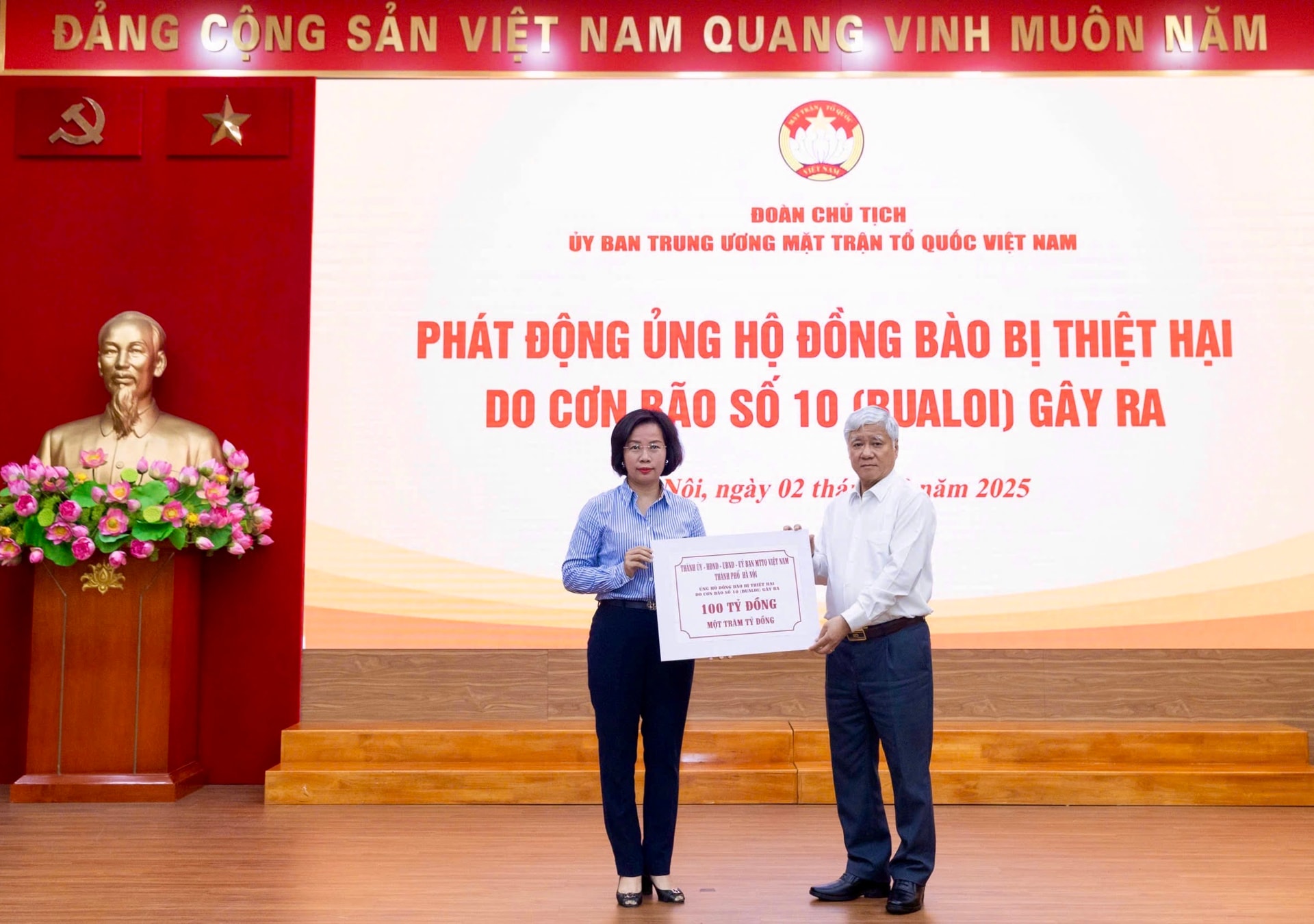 សមមិត្ត Bui Huyen Mai ជូនបន្ទះនិមិត្ត 100 ពាន់លានដុង ដើម្បីជួយប្រជាជនរងគ្រោះដោយគ្រោះធម្មជាតិ។ រូបថត៖ Quang Vinh