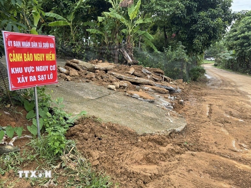 Les autorités de la commune de Suoi Hai ont nettoyé la montagne et installé des panneaux d'avertissement dans le village 9 du hameau de Xam. (Photo : Quoc Luy/VNA)