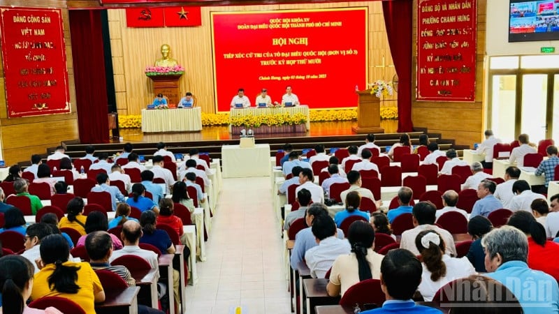 National Assembly delegation unit No. 3 directly contacted voters in Chanh Hung ward.