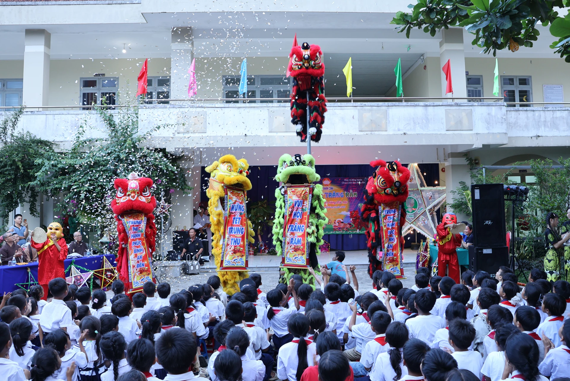 Một tiết mục múa lân tại đêm Trung thu tại Trường Tiểu học Khánh Hòa – JeJu.
