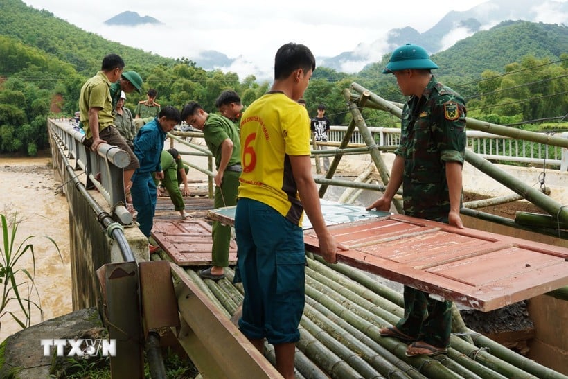 Local people and authorities promptly repaired the problem at the Son Thuy Bridge on National Highway 16 at Km89+580 in Chung Son village, where the bridge foot and abutment were severely damaged, and the asphalt road surface collapsed over 10 meters long. (Photo: VNA)